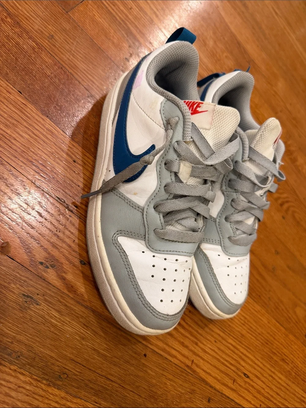size 4.5 Nike Kids Low-Top Sneakers in White, Light Gray & Blue use good con